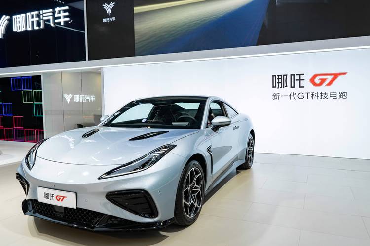 惠州40哪吒汽车在智能汽车领域的表现，领途汽车在新能源汽车市场中的影响力